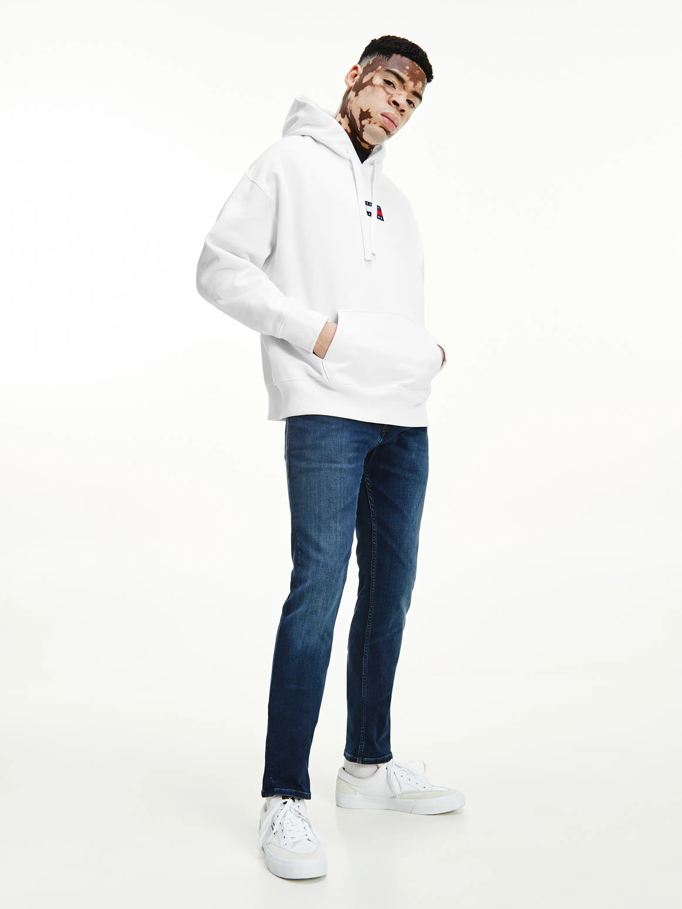 Tommy Badge Organic Cotton Hoodie |  Sweatshirts & Hoodies |  Tommy Hilfiger